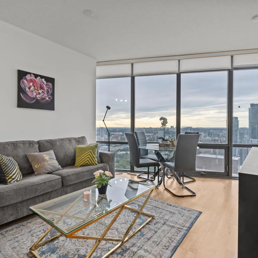 Photograph of Attractive 1 Bedroom High Floor with Skyline View