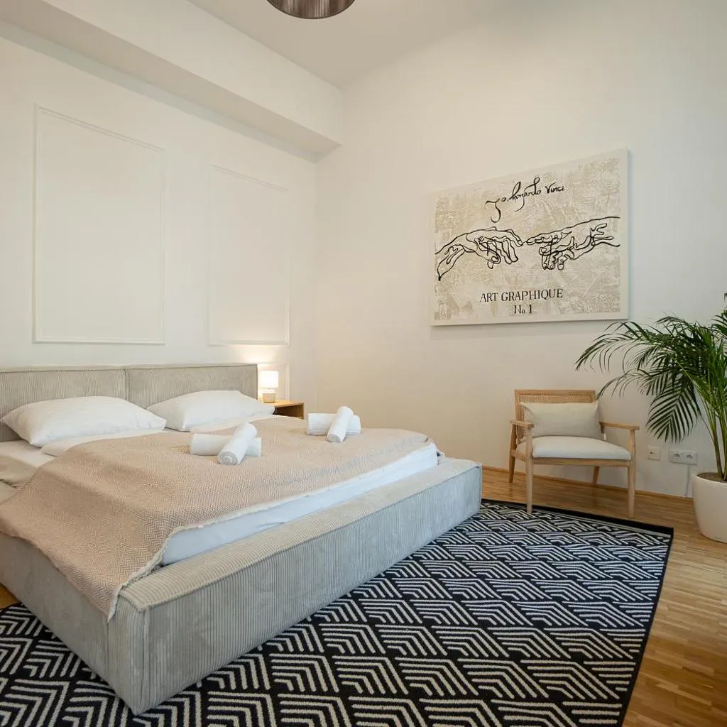 Photograph of Posh 107 m2 3BR flat in the city center of Vienna