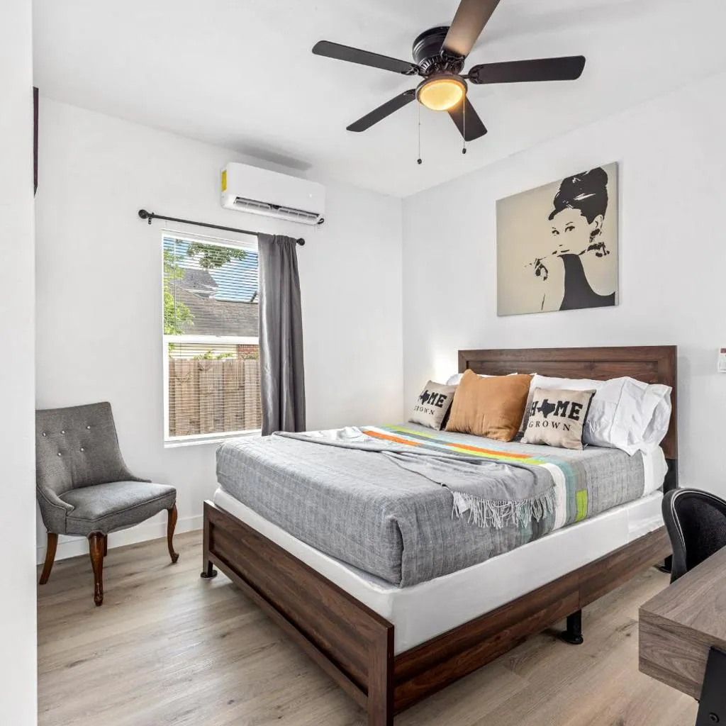 Photograph of Apt Near Downtown -Desk WiFi TVs - Games - Pets V1