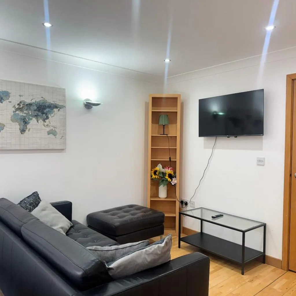 Photograph of Bright 2 Bedroom Flat in Whitechapel Near central london