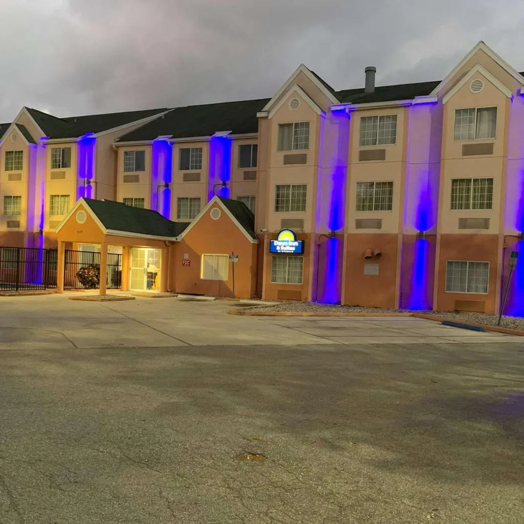 Photograph of Days Inn & Suites by Wyndham Tampa/Raymond James Stadium
