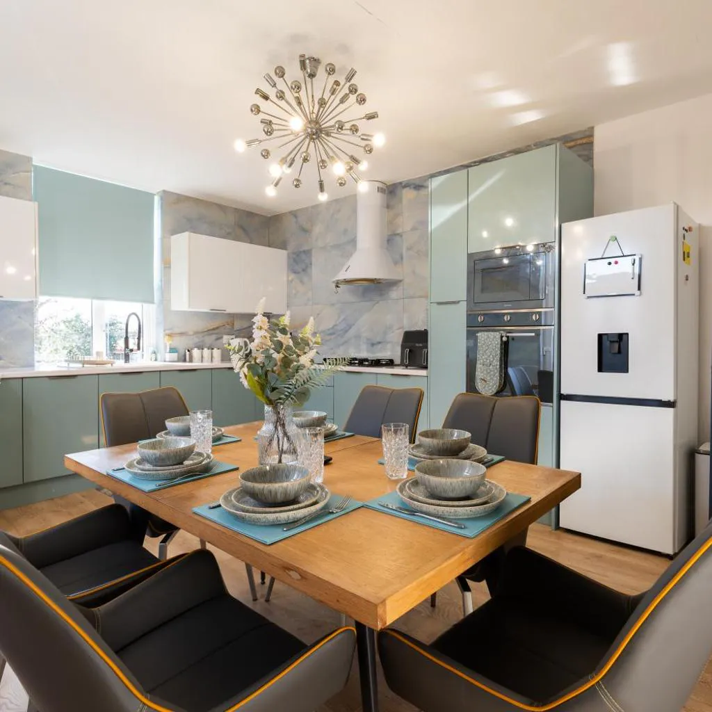 Photograph of Warden Home-9 Guests-4 bedrooms-Near Etihad Stadium & CO-OP Arena - near Train Station & Bus Station