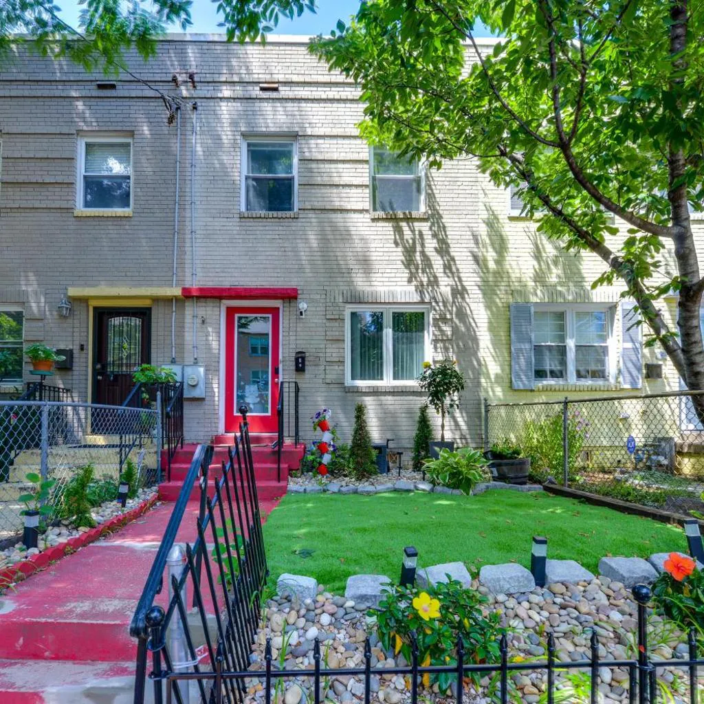 Photograph of 1 Mi to National Mall! 3-Unit Bundle in D.C.!