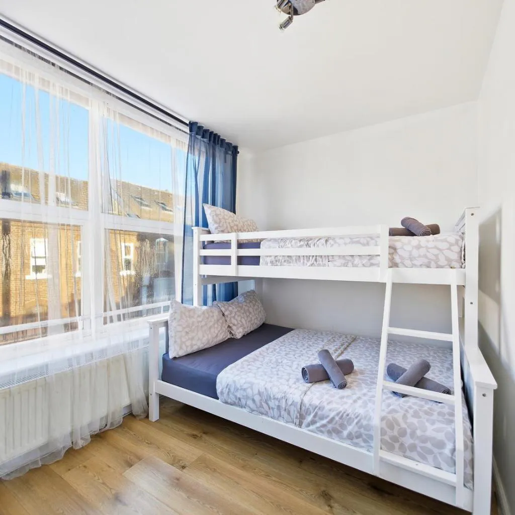 Photograph of 3 Persons Room, 1min walk from South Wimbledon Station