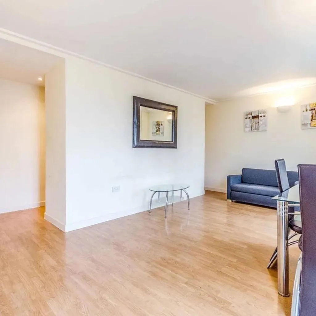 Photograph of Thames View Apartment Canary Wharf