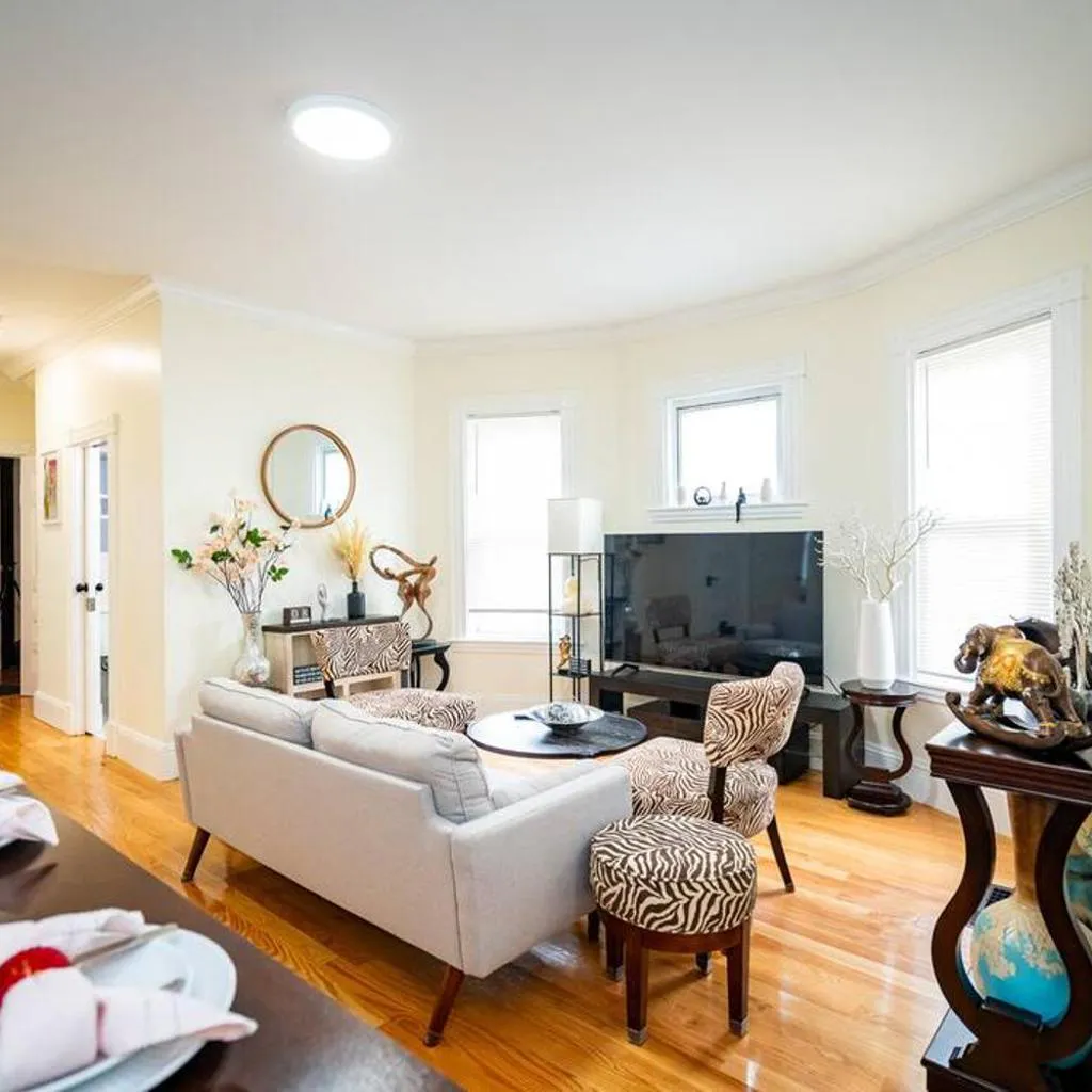Photograph of 14a-Elegant, newly renovated apartment in Boston