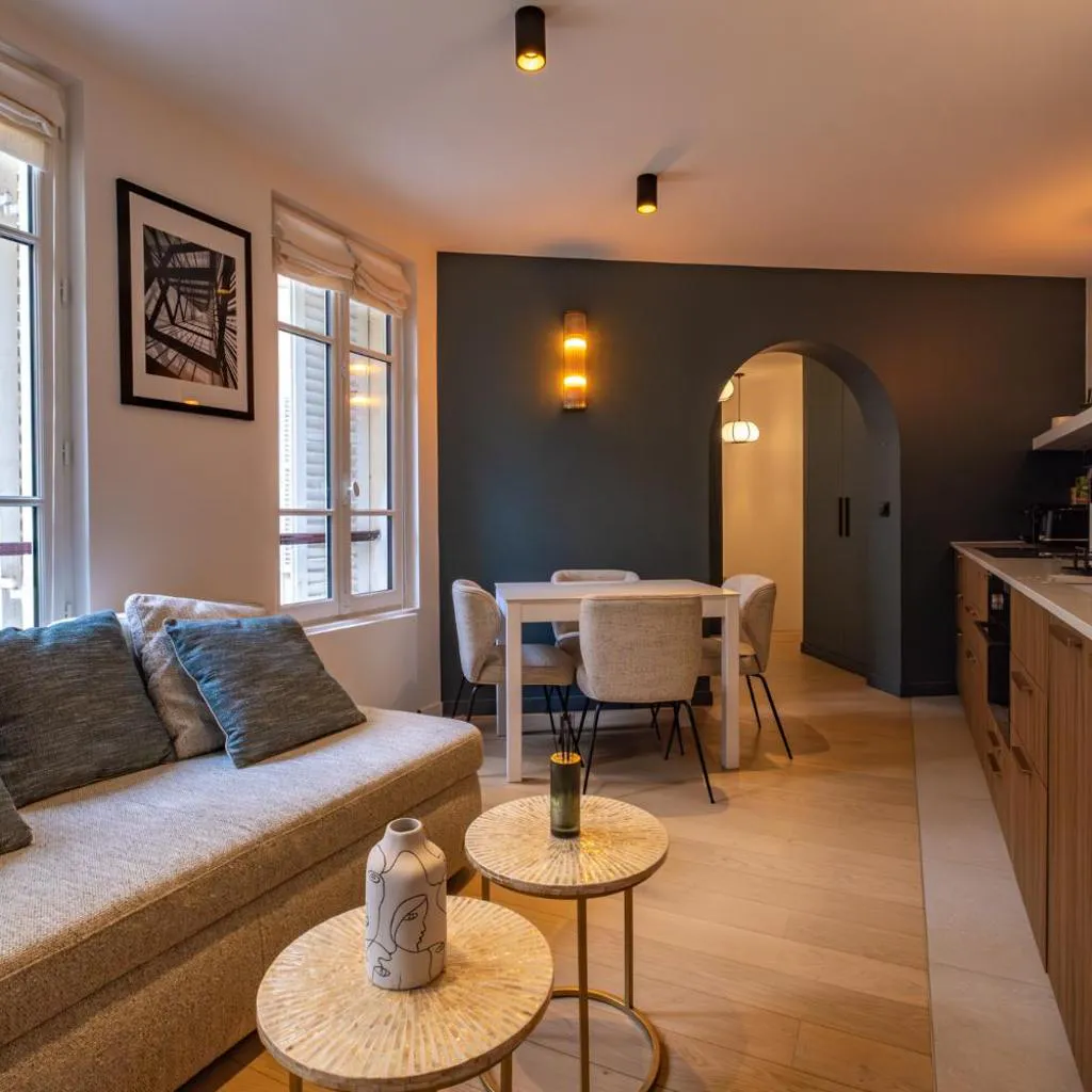 Photograph of 4 Guest - Hausmanian Flat Arc de Triomph