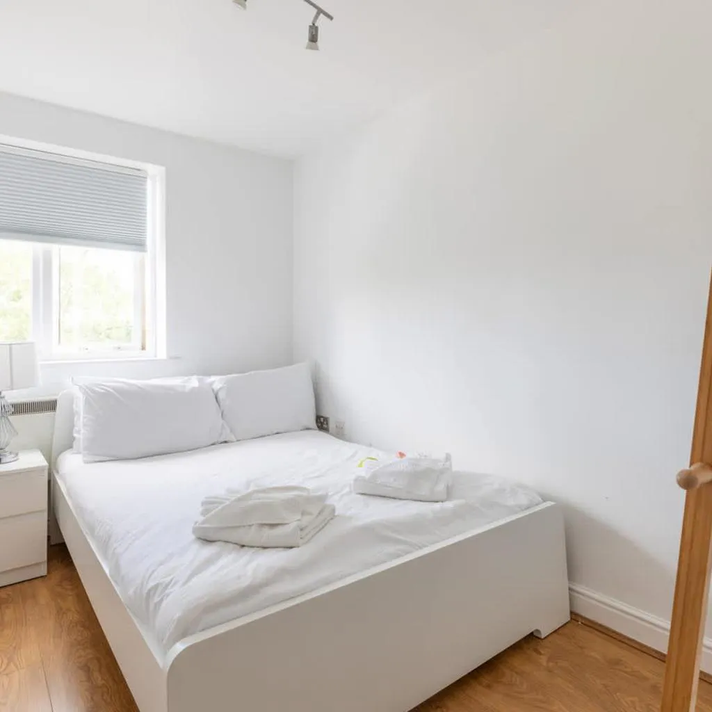 Photograph of Modern 2BR Apartment - 25min to Central London