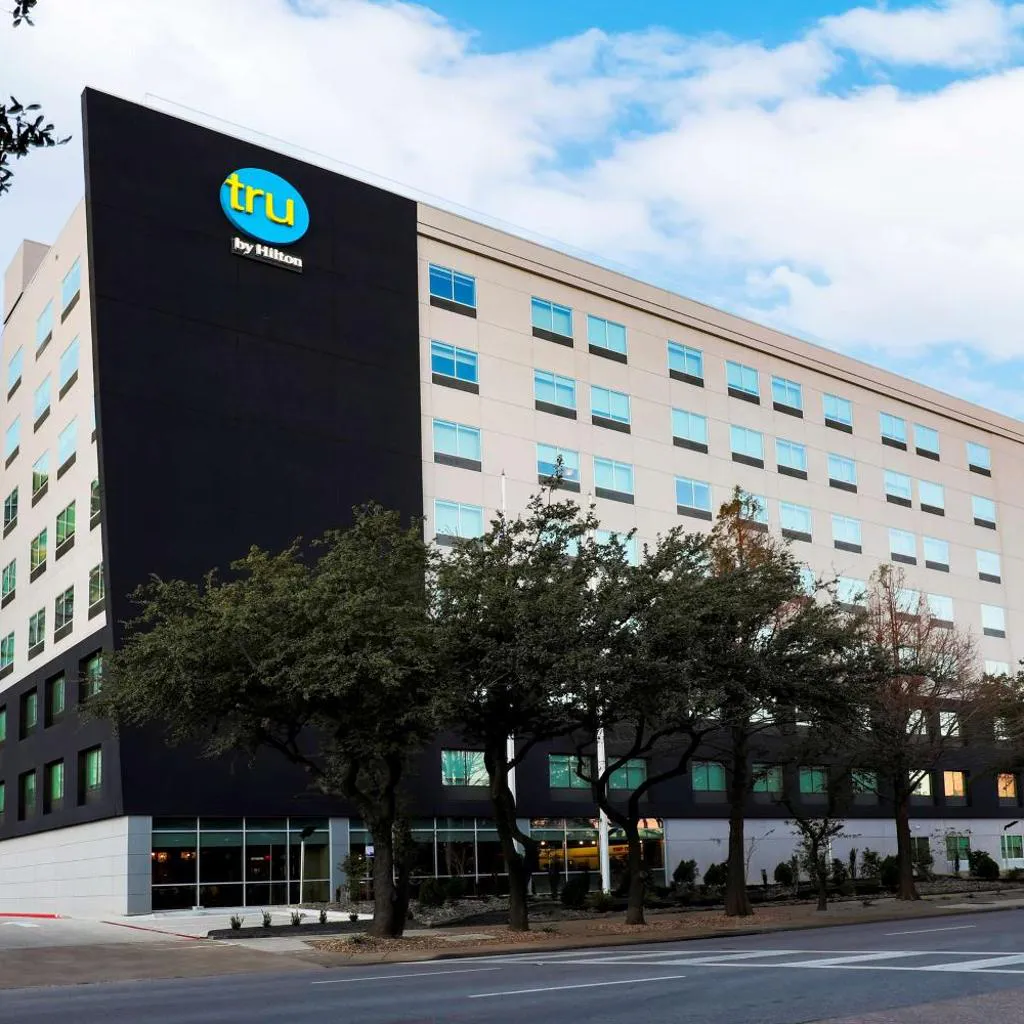 Photograph of Tru By Hilton Dallas Market Center