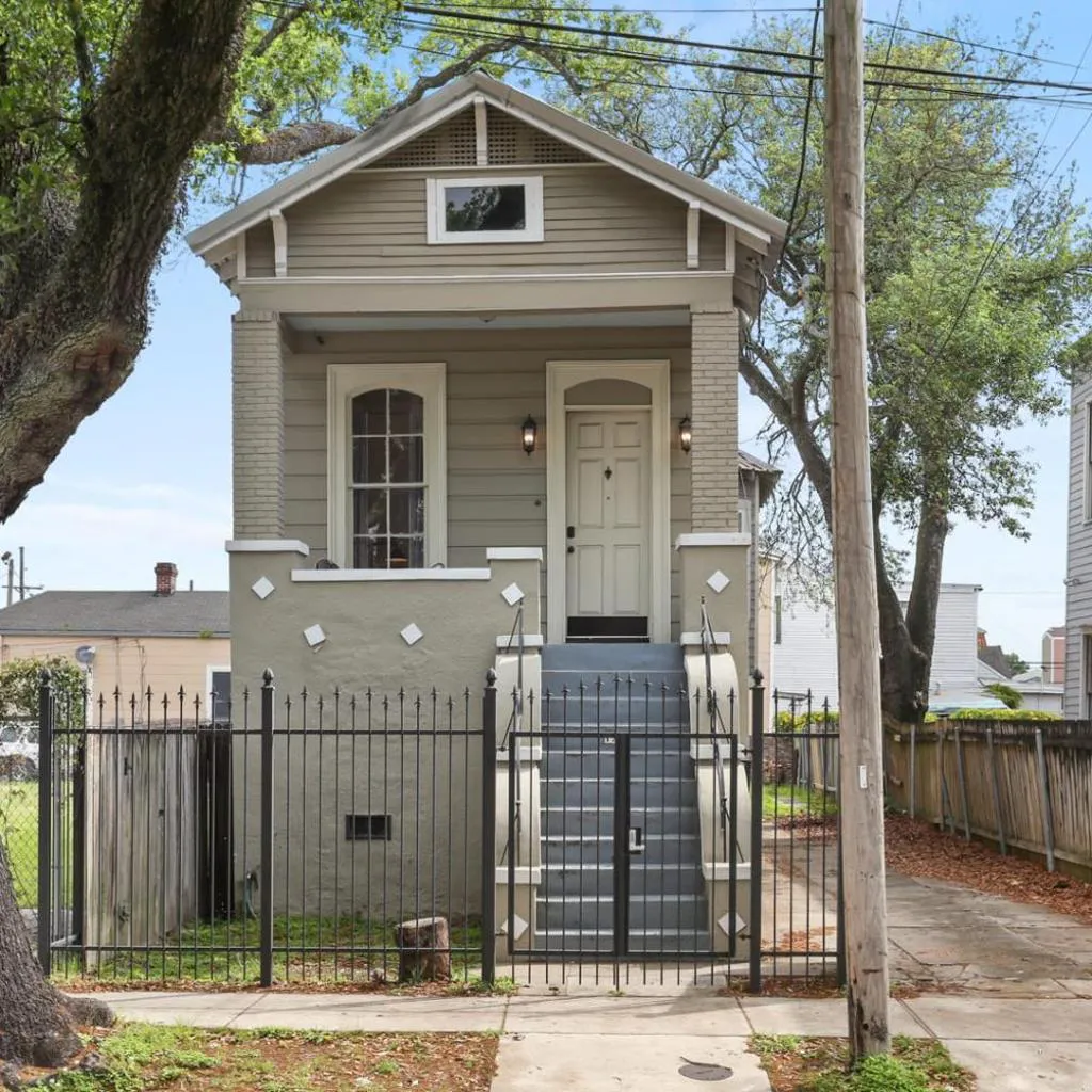 Photograph of 3BD HOME STEPS TO SAINT CHARLES Gated Parking