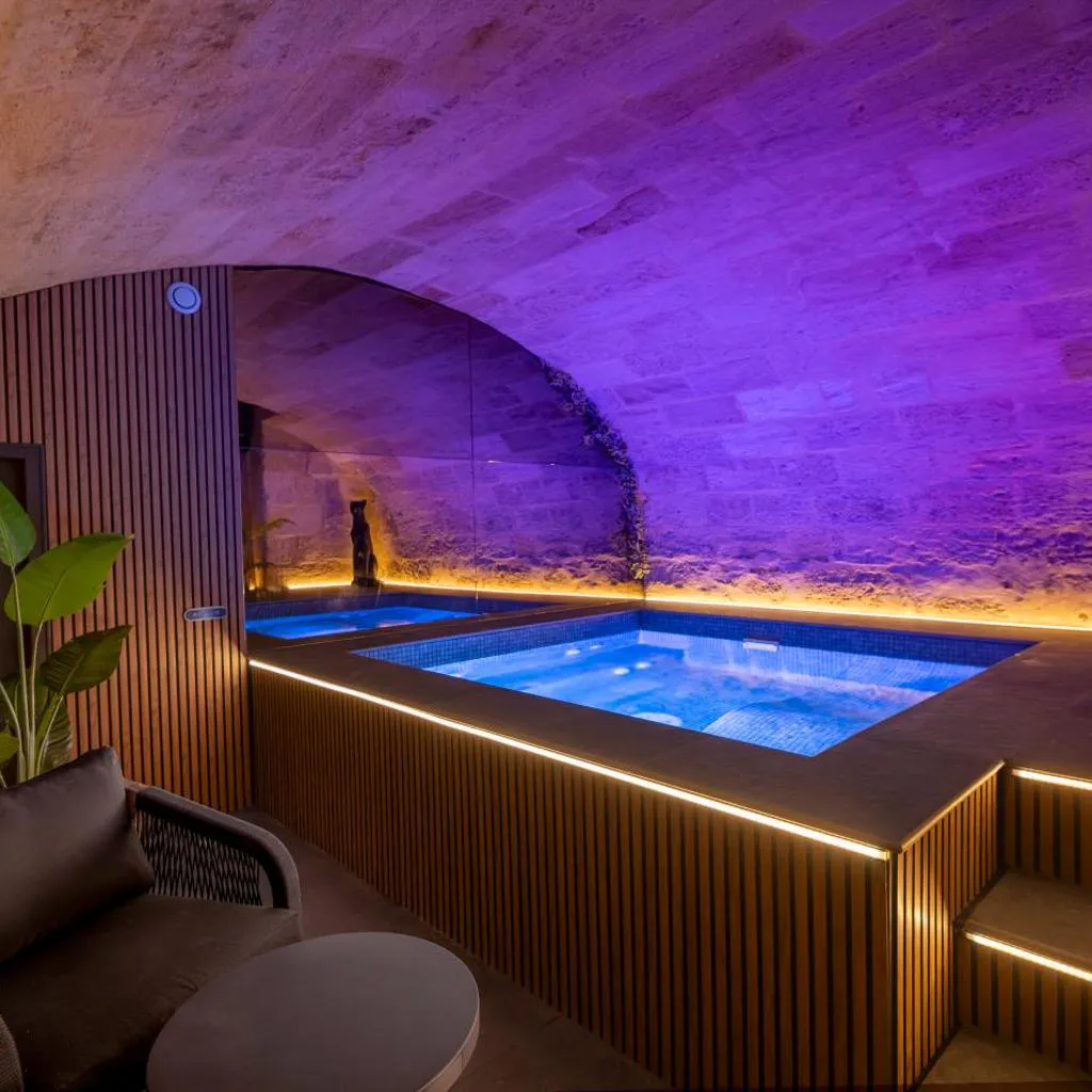 Photograph of Spa privé XXL dans cave Voûtée - Suite Luxe Romantique