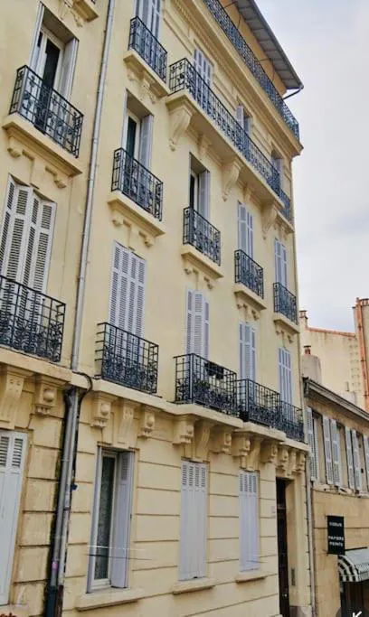 Photograph of Spacieux appartement T4 avec cours privée