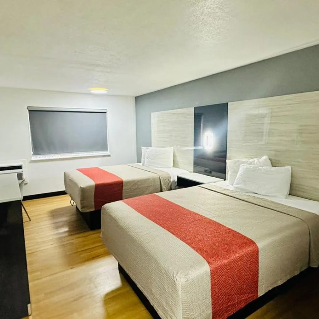 Photograph of Evergreen Inn & Suites Portland