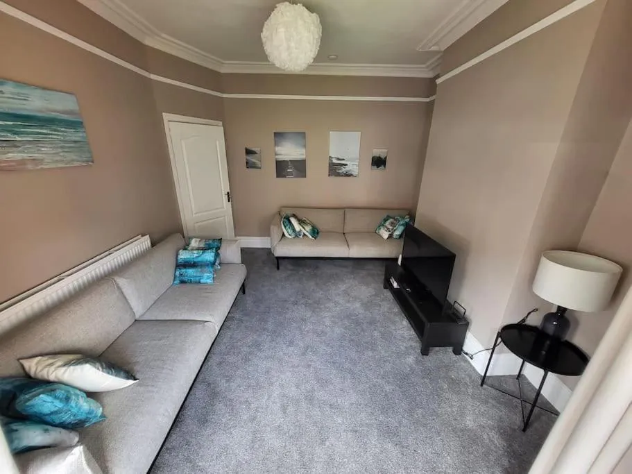 Photograph of 4 Bedroom house, 8 min to city!