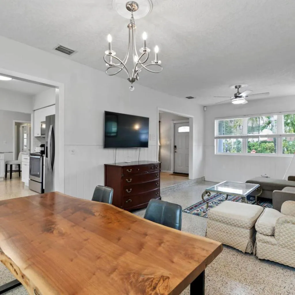 Photograph of 2 Bedroom Cozy House Near Barry University