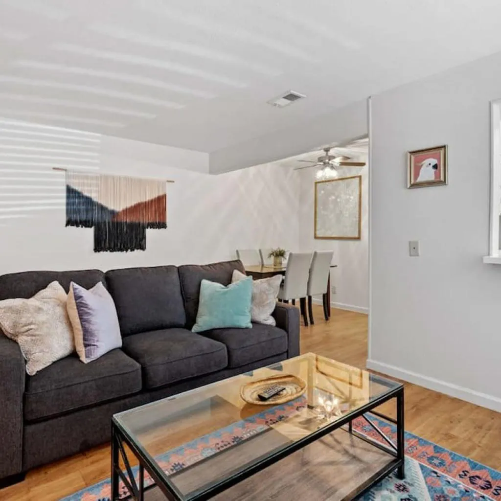 Photograph of Nice Quiet Downtown Apt Pool Free Parking