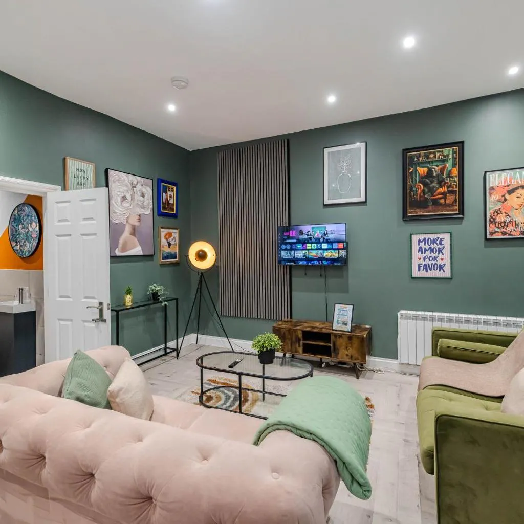Photograph of 3 Bedroom Holiday Homes Next to Brighton Beach and Shopping Center Perfect Choice for Business Stay & Group Stay