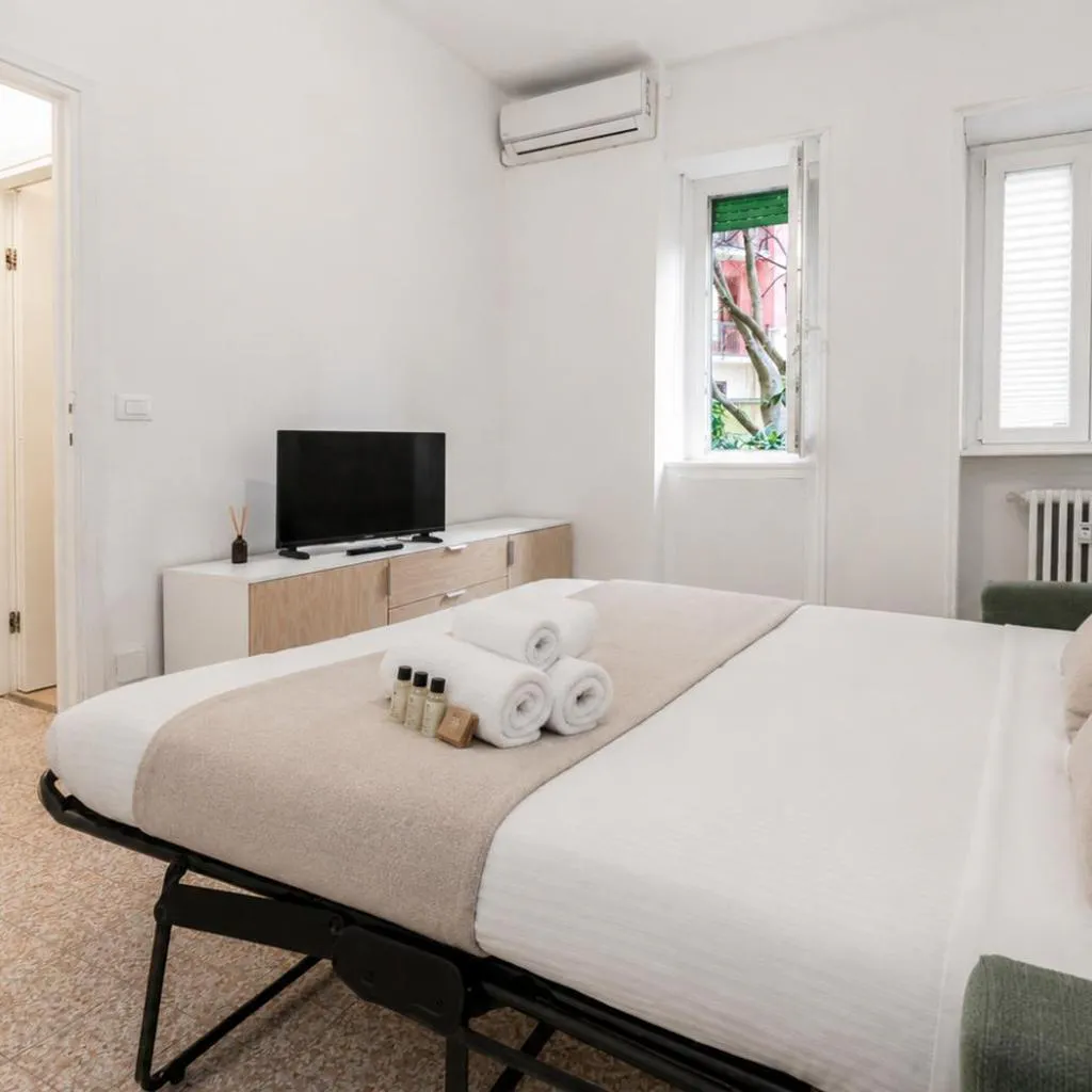 Photograph of Frapolli 40 Elegant Studio