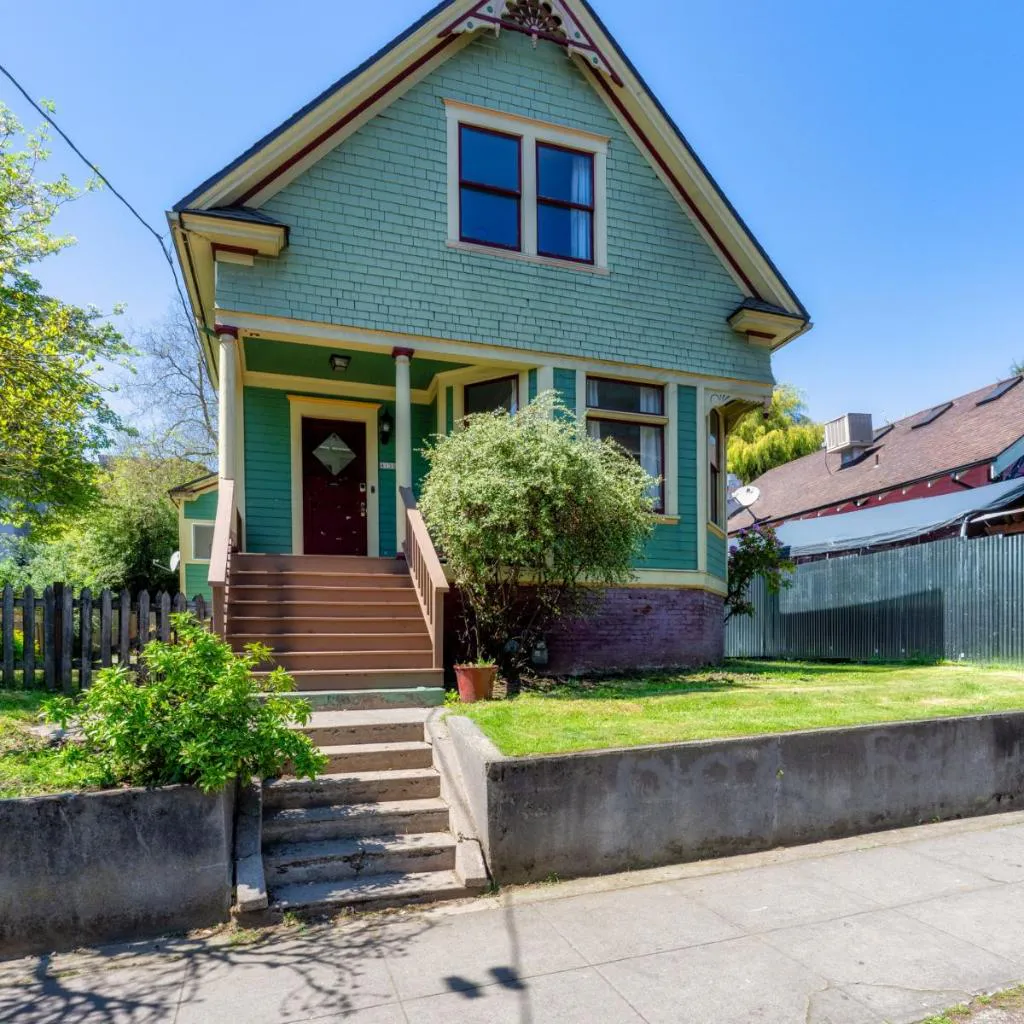 Photograph of Vibrant Victorian on N Mississippi