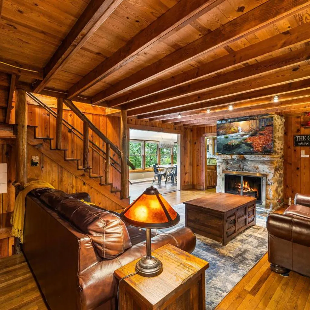 Photograph of Whiskey Ridge Lodge, A Restored 1940s Gem, 2 Mins from Downtown, Breathtaking City Views, Custom Game Room, and Spacious Elegance