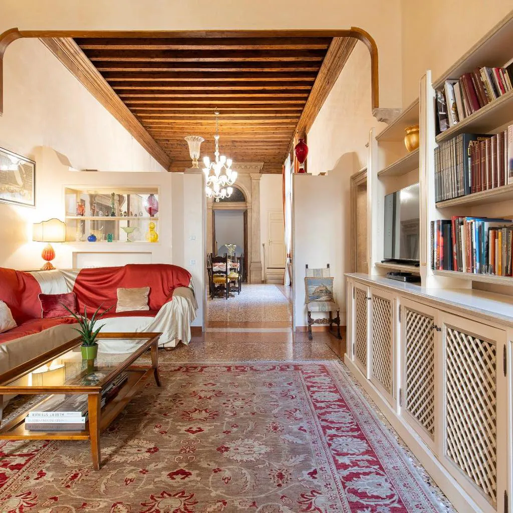 Photograph of Fortuny 3967 Luxury suites wine