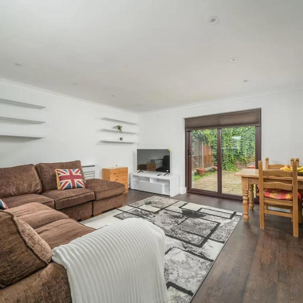 Photograph of Gorgeous House, 5 Beds, Amazing transport links