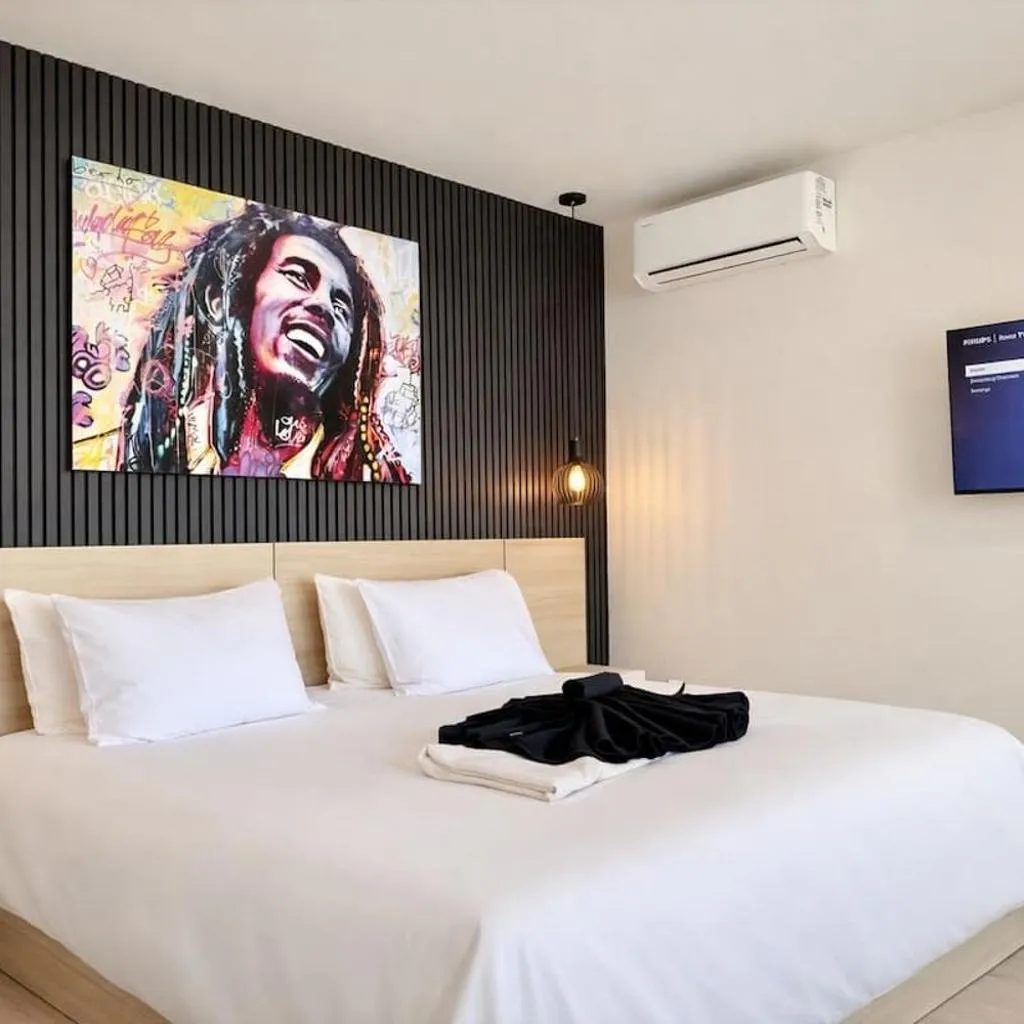 Photograph of Studio 8 Bob Marley Clim 5 min centre-ville
