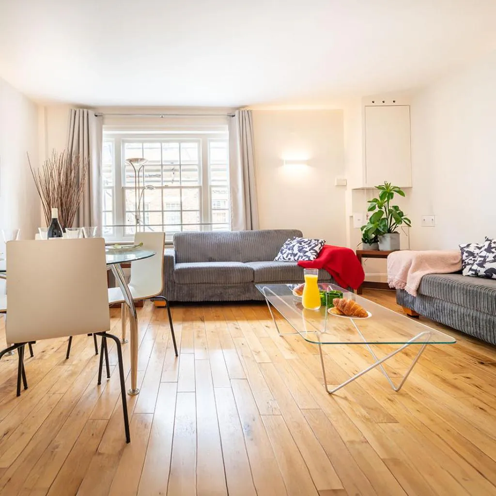 Photograph of Spacious Apartment with a balcony in Prime Location in Farringdon