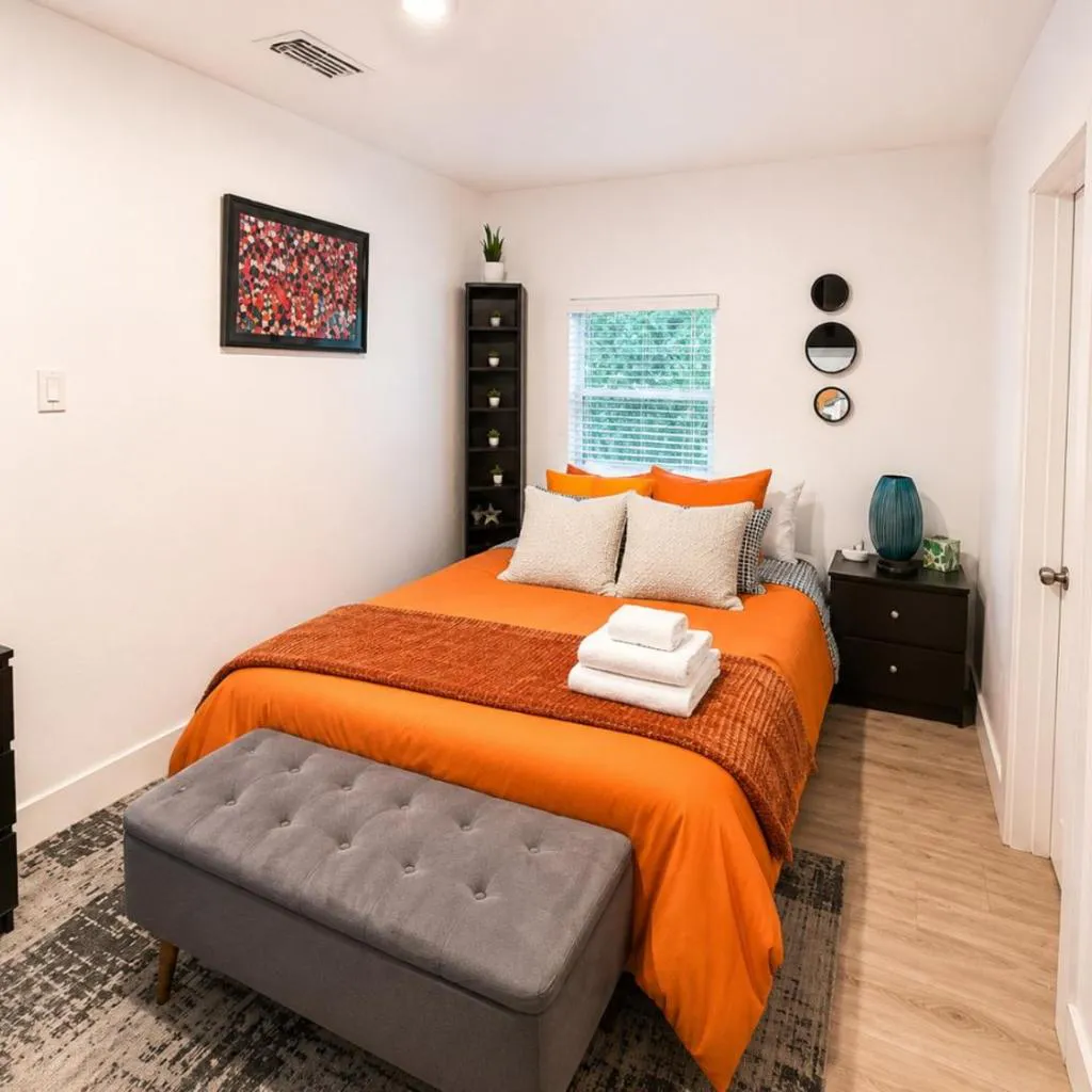 Photograph of Quiet & Centrally located House - PRIVATE PARKING, LAUNDRY AND STORAGE FOR LUGGAGE