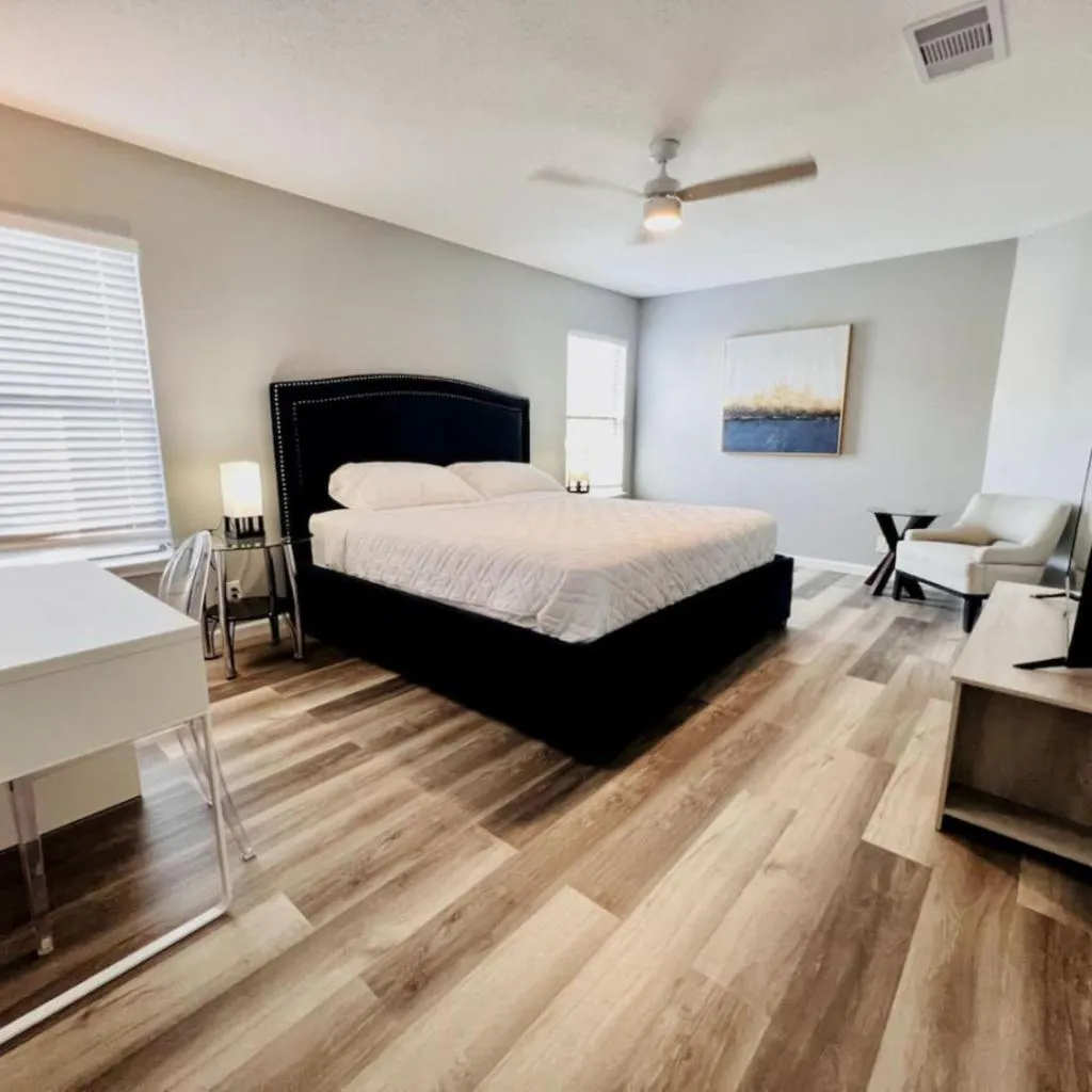 Photograph of Spacious 3 bedroom Home with Backyard