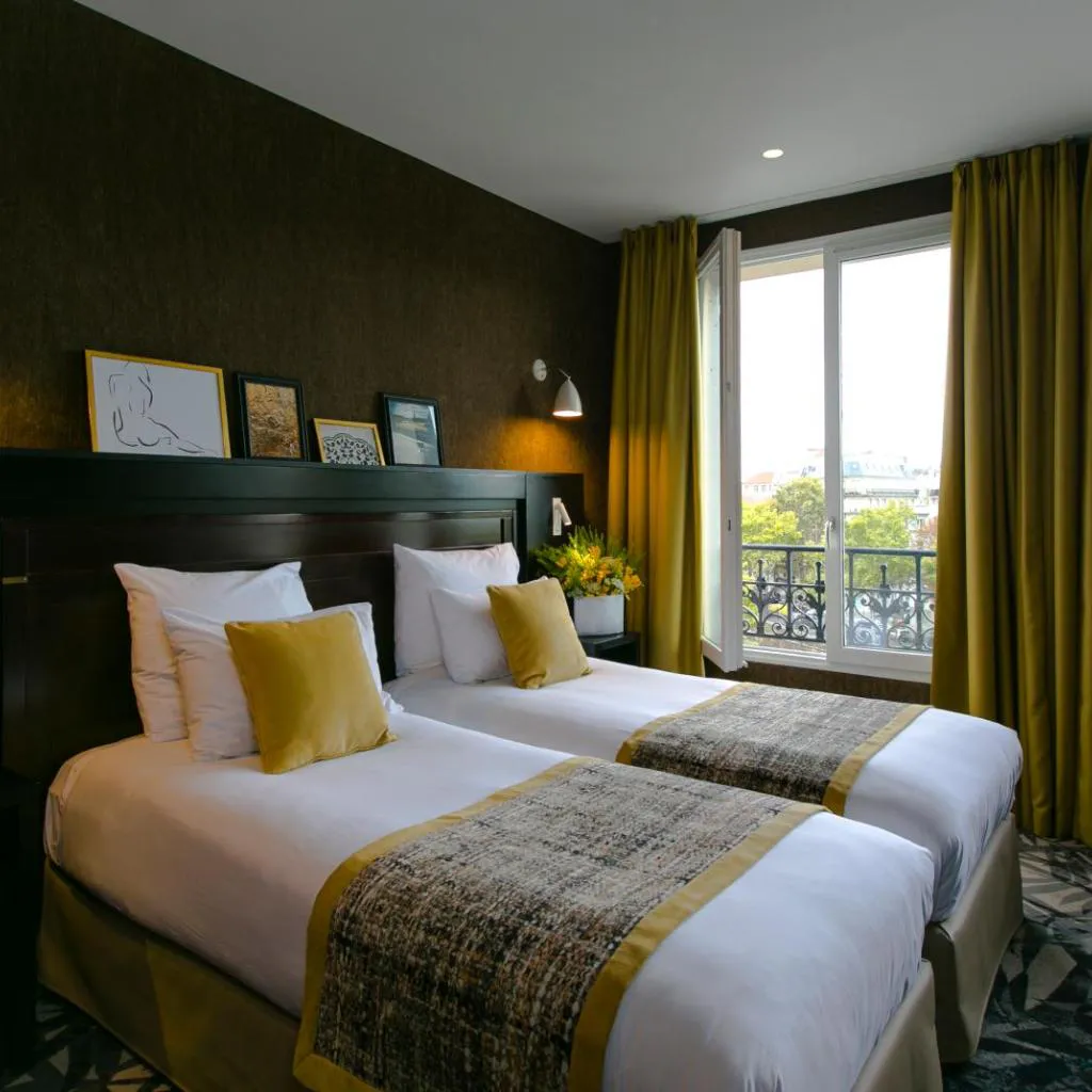 Photograph of Hotel de Neuville Arc de Triomphe