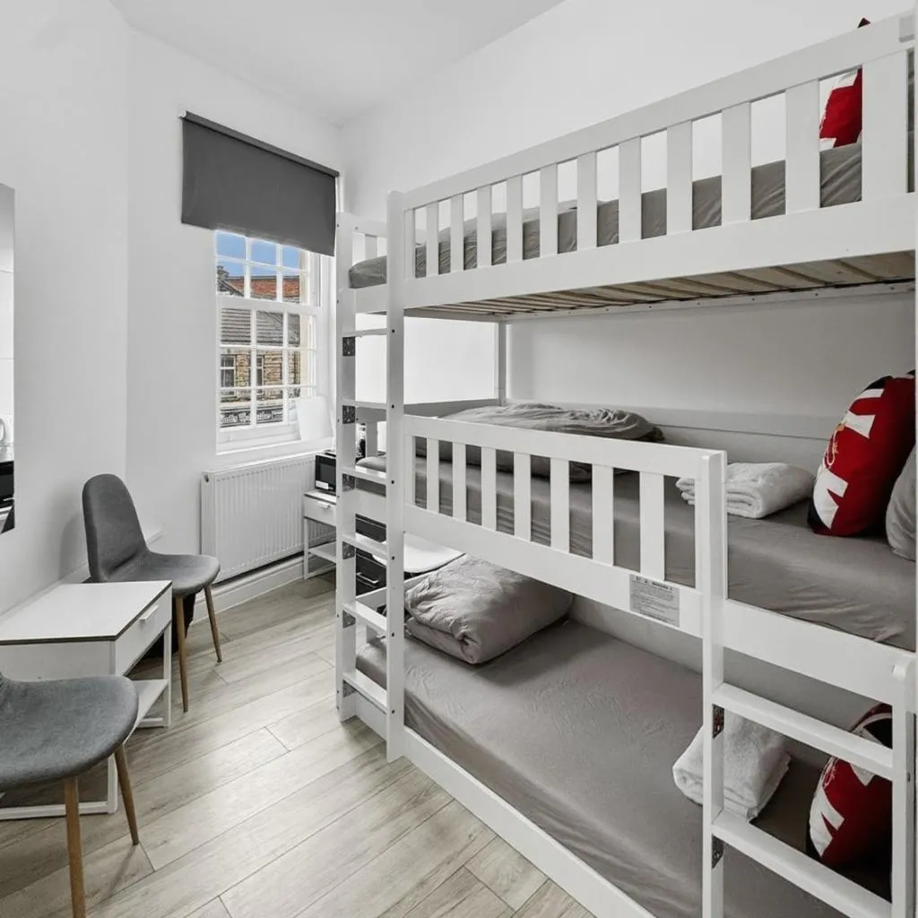 Photograph of Trio Den in Zone 2 - Willesden Green