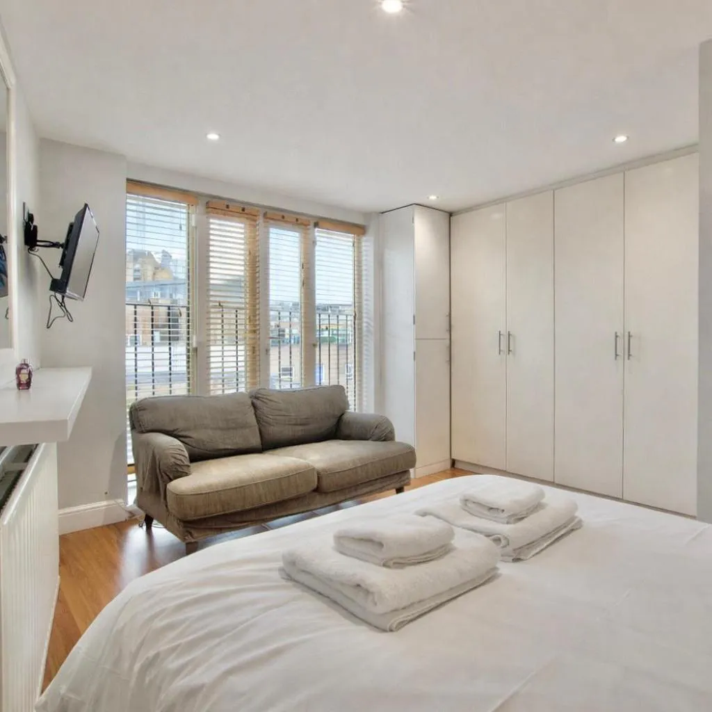 Photograph of 3 Double Bedroom Apartment close to Battersea Park