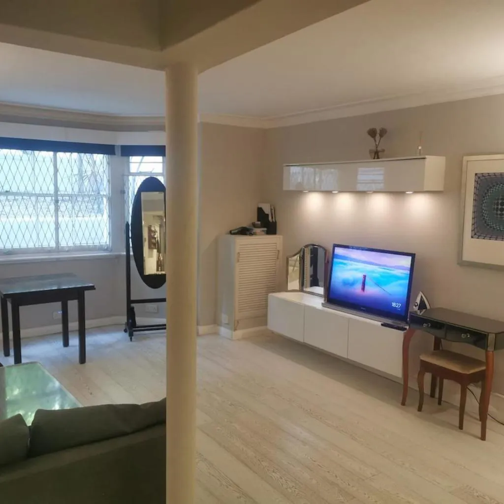 Photograph of Stylish 2BR Flat with Patio, Kensington