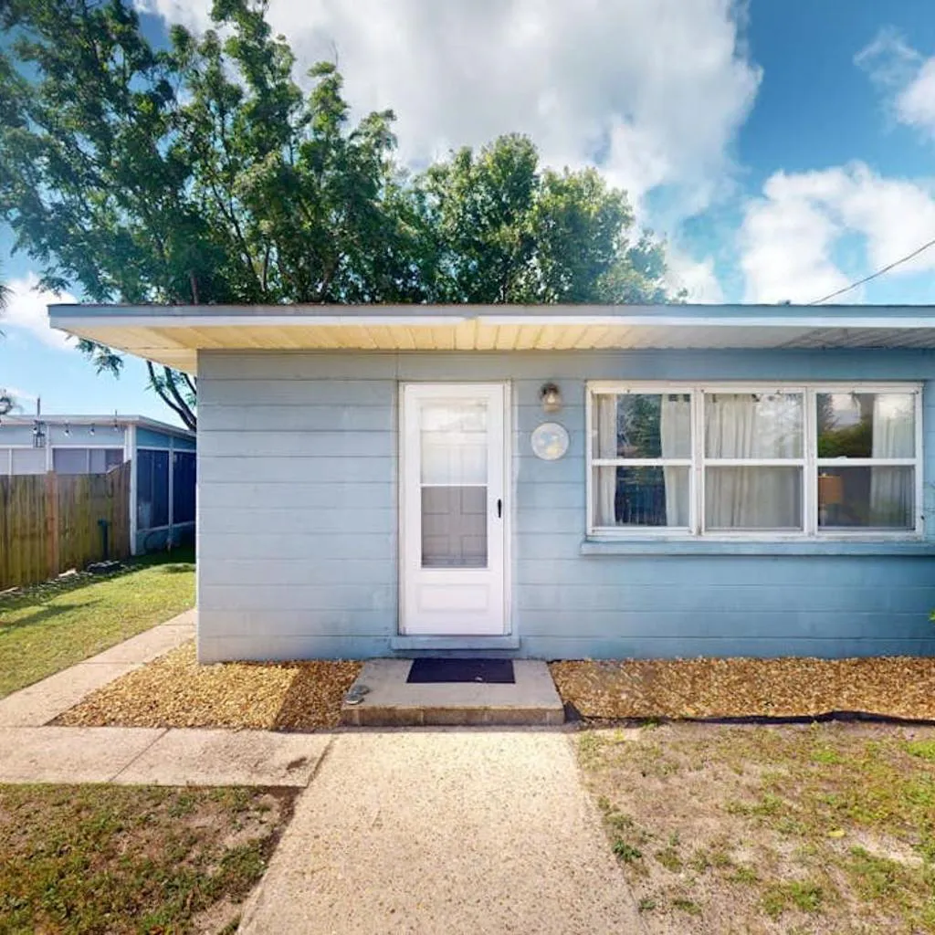 Photograph of Classic dog-friendly bungalow with fenced yard washer&dryer full kitchen AC