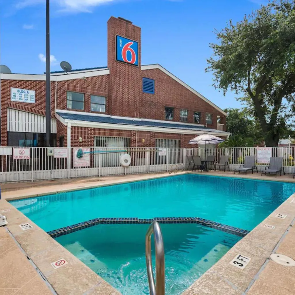 Photograph of Studio 6 Houston TX Brookhollow