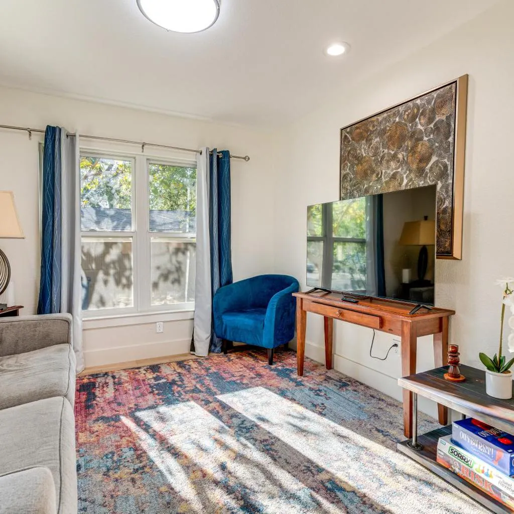 Photograph of 4 Mi to UT Austin: Bright & Modern Family Home