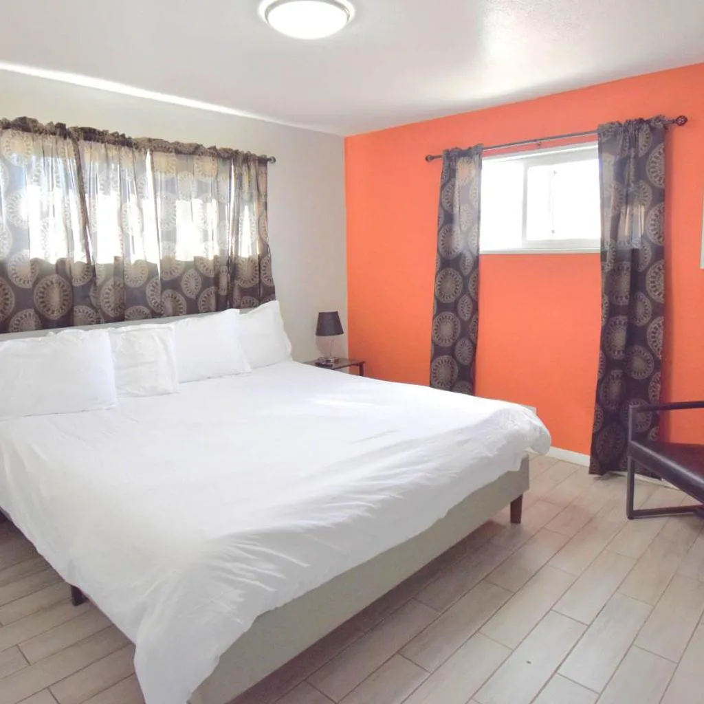 Photograph of Bright & Spacious Upper Unit with Two Bedrooms in Denver
