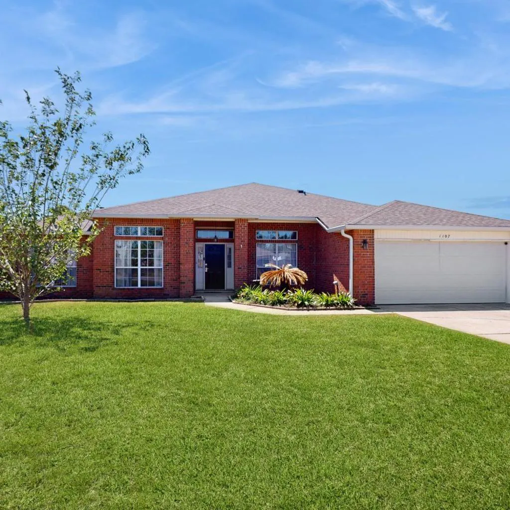 Photograph of Gorgeous pet friendly coastal home with plenty of space and easy beach access