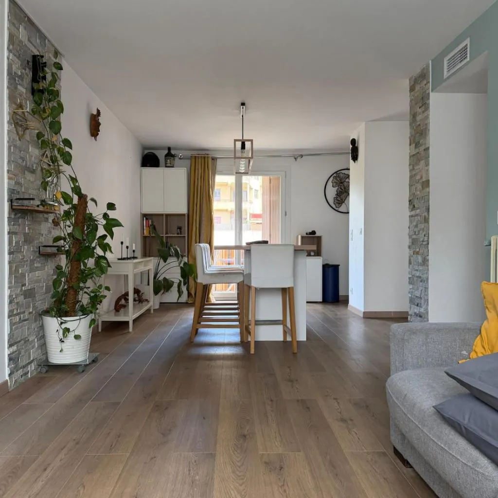 Photograph of Beautiful 2-bedroom apartment with air conditioning - Tram - Balconies - Quiet