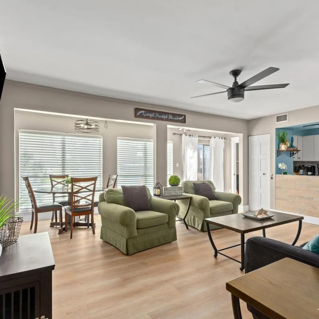 Photograph of Catching Rays 3 Comm Pools Family & Pet friendly