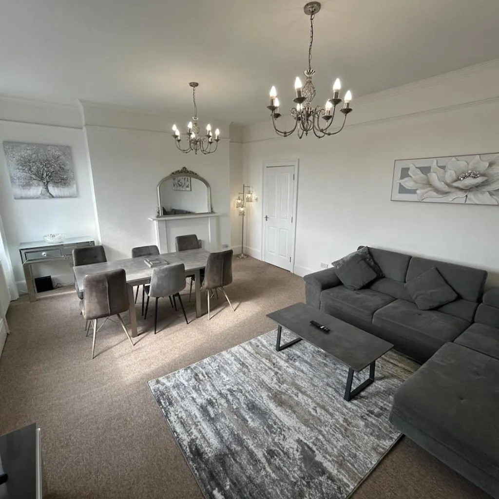 Photograph of Charming 2-Bed Penthouse - Free Parking