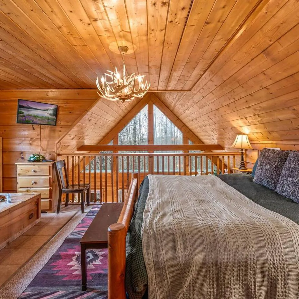 Photograph of Couples or Fam Fun, King Bed, Pool Table, Jacuzzi, Hot Tub