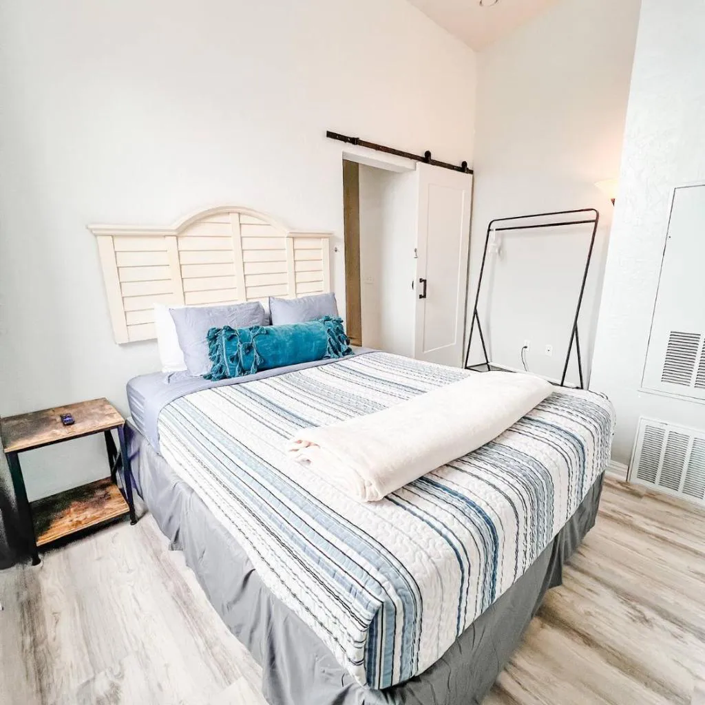 Photograph of 2BR Top Floor Suite Free Parking - Conv Center