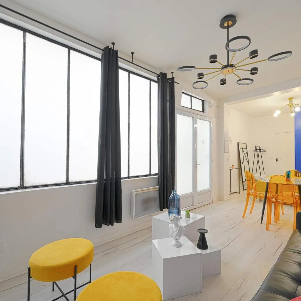 Photograph of Modern Large Studio Apartment for 3