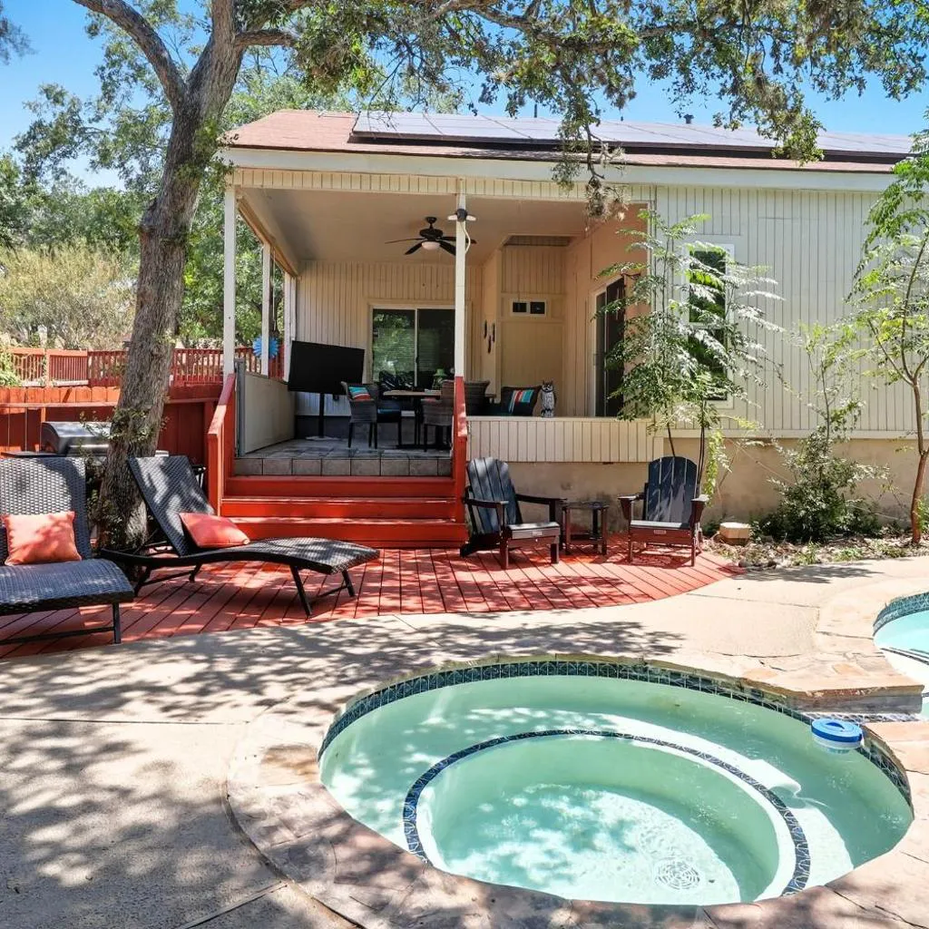 Photograph of Luxury vacation house with Private Pool & Jaccuzi Close to SeaWorld Alamo and River Walk