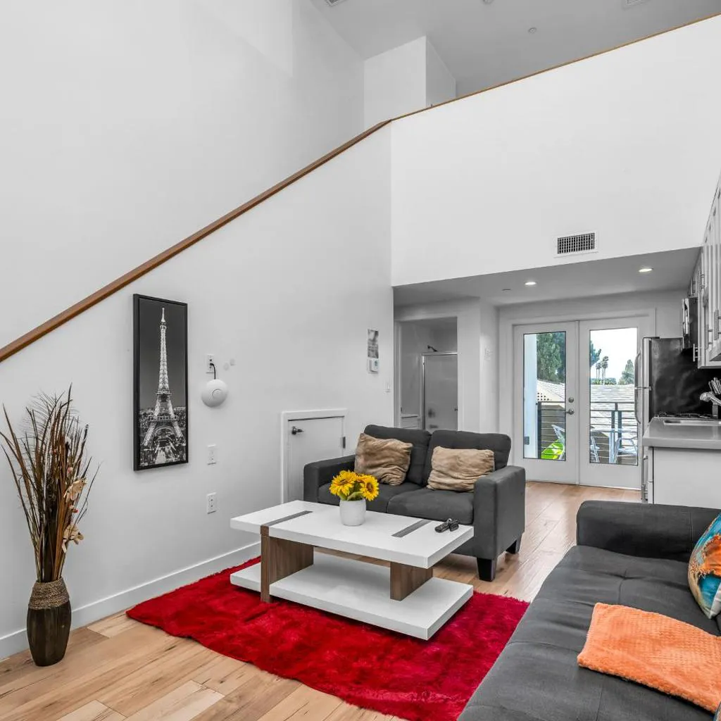 Photograph of Chic 1 Bedroom Loft with Balcony Hollywood Sign View Free Gated Parking Full Kitchen