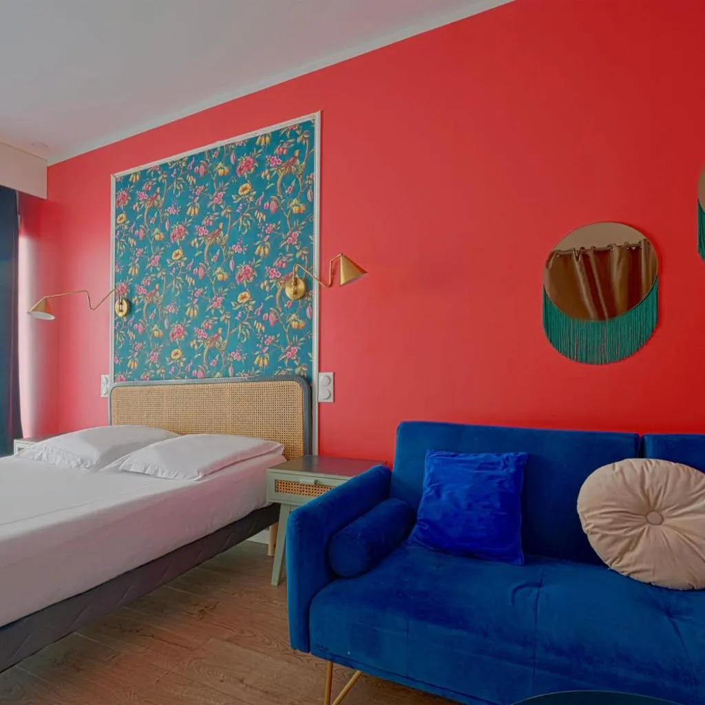 Photograph of Cosy street level studio for 3
