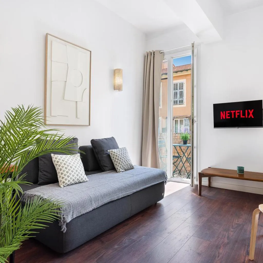 Photograph of Nice Renting - 47 ARSON - Elegance & Serenity Balcony Private Parking