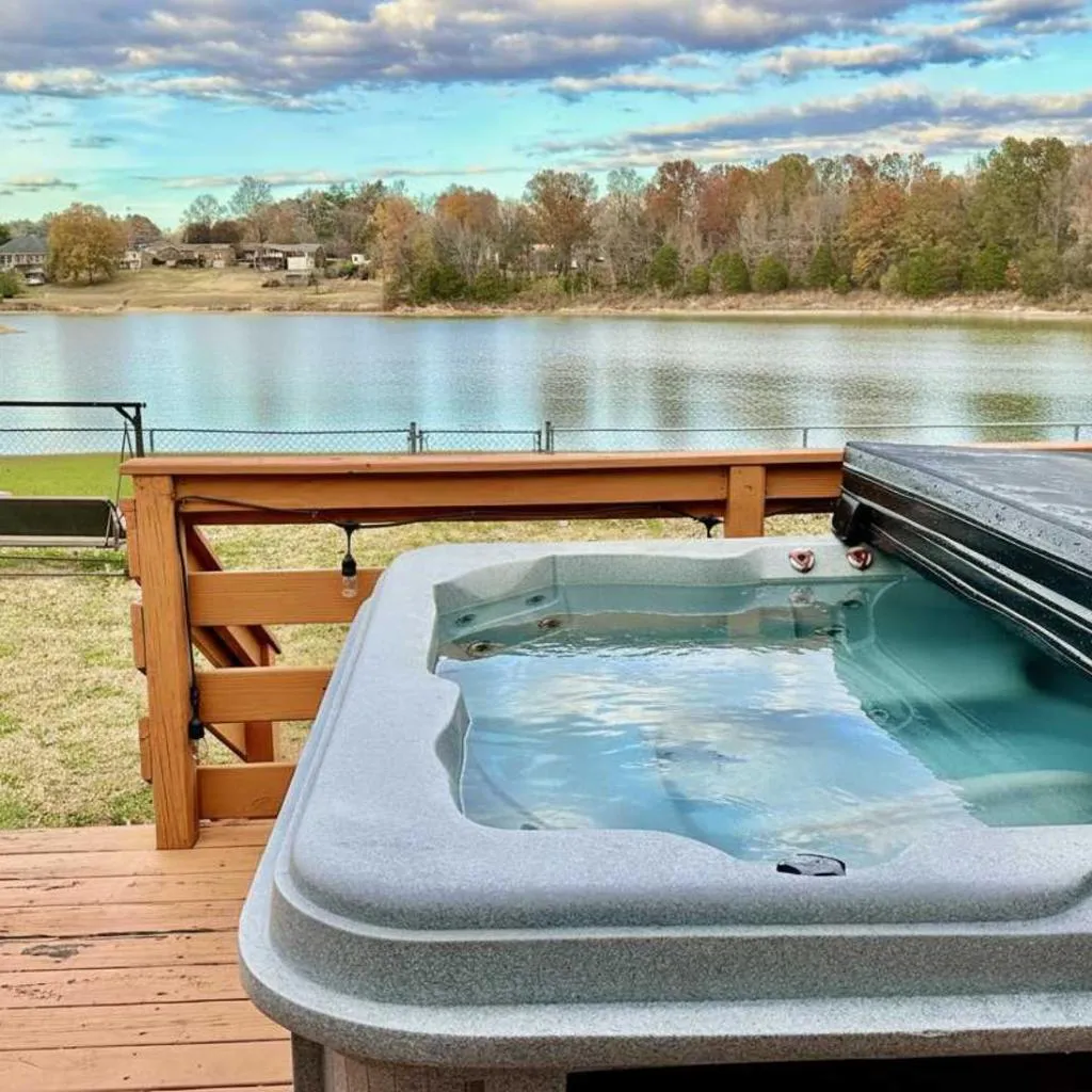 Photograph of 3BR Lakefront in Nashville with BBQ & Hot Tub